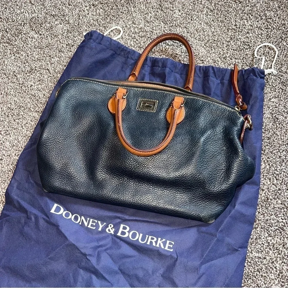 Vintage Dooney & Bourke Black Pebbled Grain Leather Hand Bag ❤️
